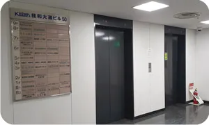 エレベーターに乗車