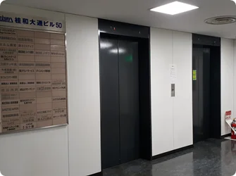 ビルのエレベーター