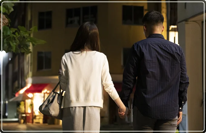 夜の街を歩く男女