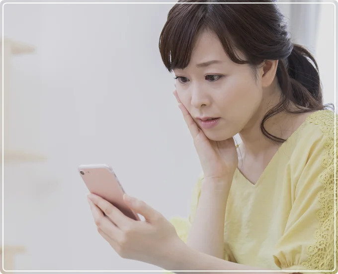 スマートフォンを見る女性