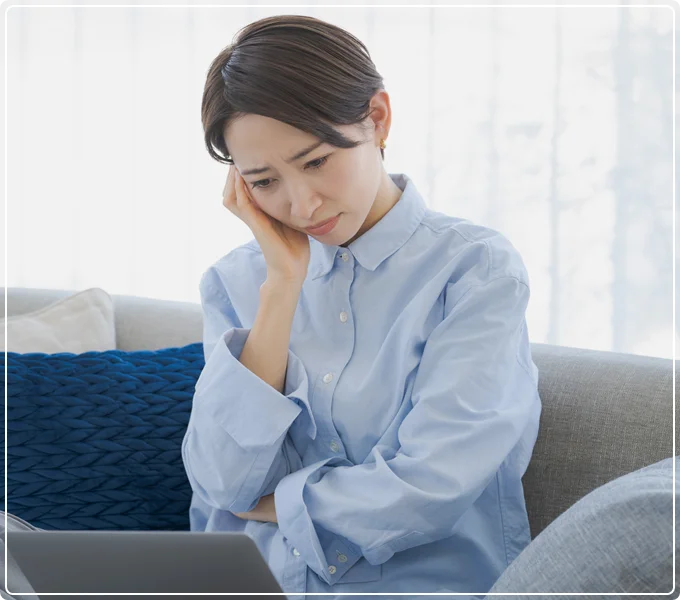 悩む女性